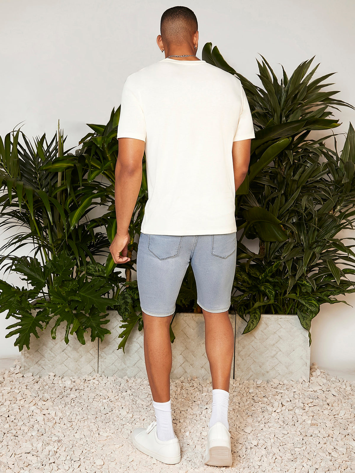 Men Slant Pocket Ripped Denim Shorts