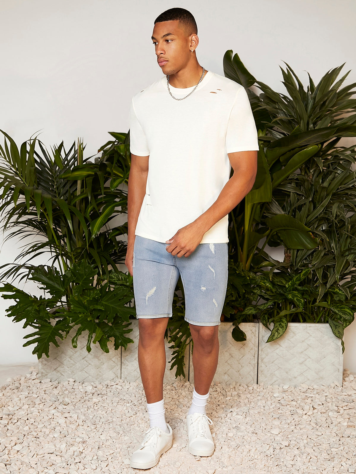 Men Slant Pocket Ripped Denim Shorts